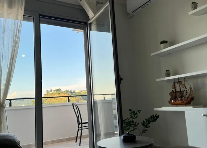 Centre Lions Gate 6 *