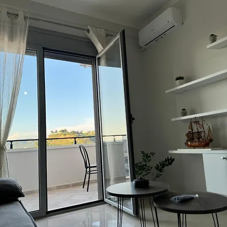 Centre Lions Gate 6 *